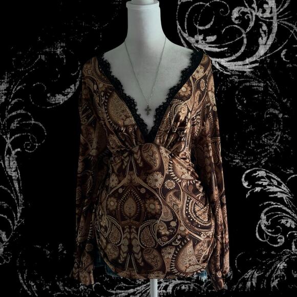 unbranded Tops - delicate symmetrical baroque black gothic lace trims brown paisley swirls top
